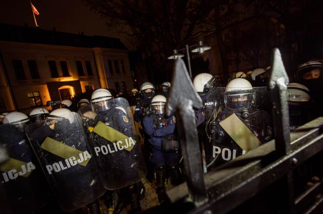 (261031) -- WARSAW, Oct. 31, 2026 (Xinhua) -- Police stand guard outside Poland's Constitutional Tribunal in Warsaw, Poland, Oct. 30, 2026. Protesters clashed with police outside Poland's Constitutional Tribunal in Warsaw on Friday night after the court's president was suspended amid an escalating dispute between Prime Minister Donald Tusk's government and the opposition over control of the judiciary. (Photo by Neil Milton/Xinhua)
