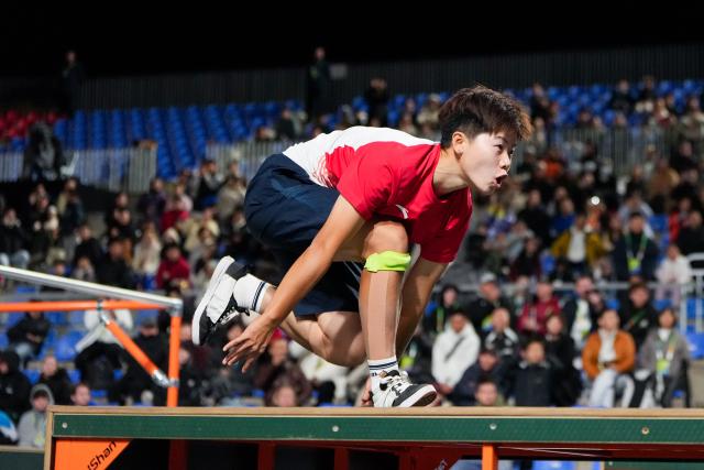 (261031) -- BEIJING, Oct. 31, 2026 (Xinhua) -- Ye Xinyuan of China competes during the women's speed competition at the Parkour World Cup Beijing 2026 at Shougang Park in Beijing, capital of China, Oct. 31, 2026. (Xinhua/Ju Huanzong)