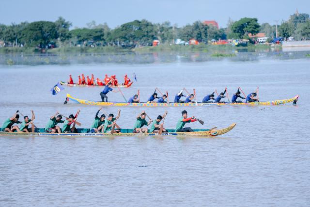 (261031) -- TAKEO, Oct. 31, 2026 (Xinhua) -- Oarsmen compete in a traditional boat race during the Water Festival celebrations in Takeo province, Cambodia, Oct. 31, 2026. (Photo by Seiha/Xinhua)