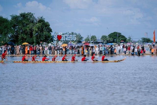 (261031) -- TAKEO, Oct. 31, 2026 (Xinhua) -- Oarsmen compete in a traditional boat race during the Water Festival celebrations in Takeo province, Cambodia, Oct. 31, 2026. (Photo by Seiha/Xinhua)