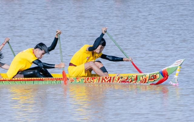 (261031) -- TAKEO, Oct. 31, 2026 (Xinhua) -- Oarsmen compete in a traditional boat race during the Water Festival celebrations in Takeo province, Cambodia, Oct. 31, 2026. (Photo by Seiha/Xinhua)
