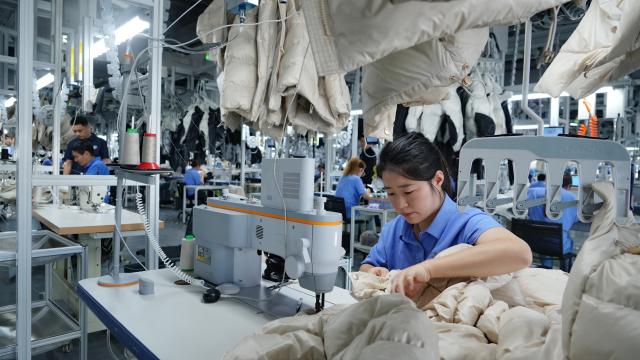 (261031) -- CHANGSHU, Oct. 31, 2026 (Xinhua) -- Staff members work at an AI-powered factory of Bosideng in Changshu, east China's Jiangsu Province, Oct. 31, 2026. Changshu has focused on high-quality development in recent years, intensifying efforts to improve the comprehensive strength in both traditional and emerging fields of its manufacturing sector. (Photo by Zhang Guojun/Xinhua)