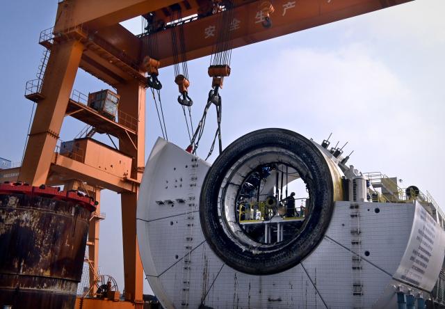 (261031) -- CHANGSHU, Oct. 31, 2026 (Xinhua) -- Staff members work at a machinery equipment manufacturing company in Changshu, east China's Jiangsu Province, Oct. 30, 2026. Changshu has focused on high-quality development in recent years, intensifying efforts to improve the comprehensive strength in both traditional and emerging fields of its manufacturing sector. (Xinhua/Li An)