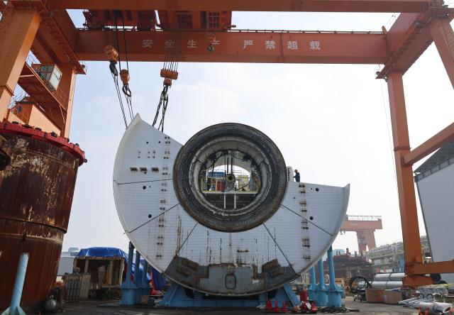 (261031) -- CHANGSHU, Oct. 31, 2026 (Xinhua) -- Staff members work at a machinery equipment manufacturing company in Changshu, east China's Jiangsu Province, Oct. 30, 2026. Changshu has focused on high-quality development in recent years, intensifying efforts to improve the comprehensive strength in both traditional and emerging fields of its manufacturing sector. (Xinhua/Wu Jingdan)