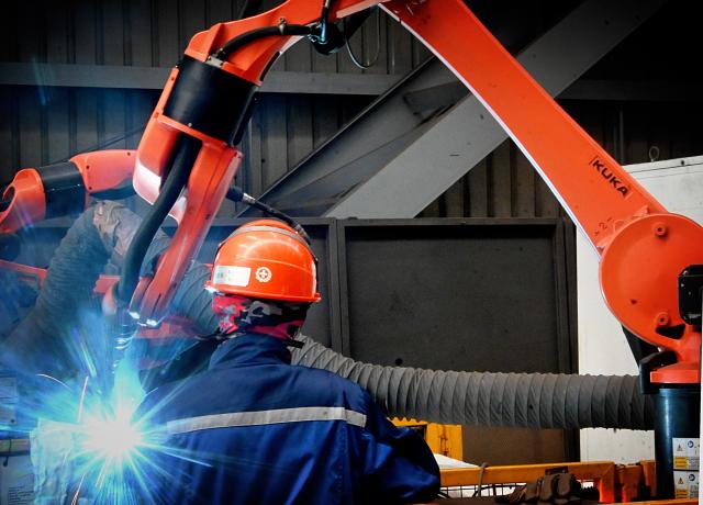(261031) -- CHANGSHU, Oct. 31, 2026 (Xinhua) -- A staff member works at a machinery equipment manufacturing company in Changshu, east China's Jiangsu Province, Oct. 30, 2026. Changshu has focused on high-quality development in recent years, intensifying efforts to improve the comprehensive strength in both traditional and emerging fields of its manufacturing sector. (Xinhua/Li An)