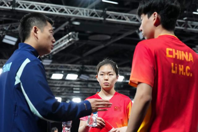 (261031) -- DIAMNIADIO, Oct. 31, 2026 (Xinhua) -- Li Hechen (R)/Yao Ruixuan (C) of China communicate with their coach Wu Hao during the mixed doubles round of 16 match of table tennis against August Xiao/Han Anzhuo of New Zealand at the Dakar 2026 Youth Olympic Games in Diamniadio, Senegal, Oct. 31, 2026. (Xinhua/Na Yuqi)