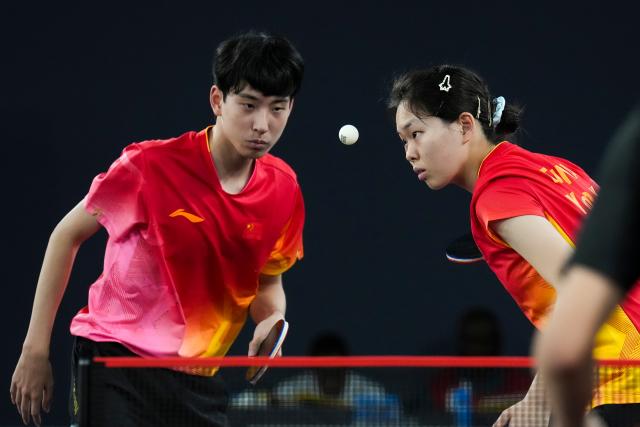 (261031) -- DIAMNIADIO, Oct. 31, 2026 (Xinhua) -- Li Hechen/Yao Ruixuan (R) of China compete during the mixed doubles round of 16 match of table tennis against August Xiao/Han Anzhuo of New Zealand at the Dakar 2026 Youth Olympic Games in Diamniadio, Senegal, Oct. 31, 2026. (Xinhua/Na Yuqi)