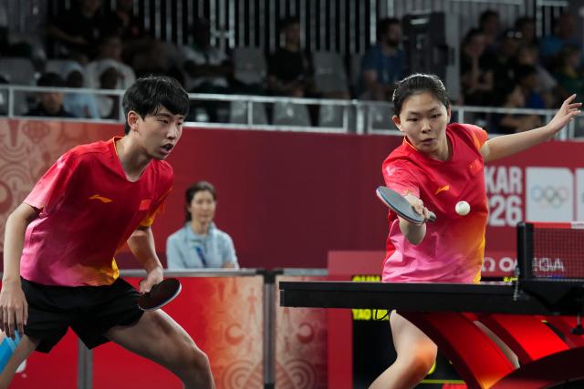 (261031) -- DIAMNIADIO, Oct. 31, 2026 (Xinhua) -- Li Hechen/Yao Ruixuan (R) of China compete during the mixed doubles round of 16 match of table tennis against August Xiao/Han Anzhuo of New Zealand at the Dakar 2026 Youth Olympic Games in Diamniadio, Senegal, Oct. 31, 2026. (Xinhua/Na Yuqi)