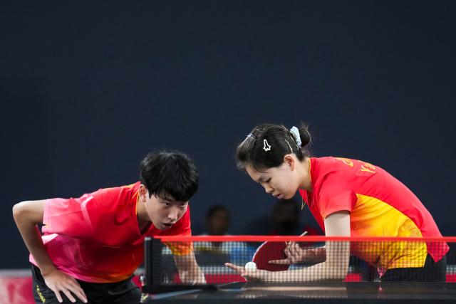 (261031) -- DIAMNIADIO, Oct. 31, 2026 (Xinhua) -- Li Hechen/Yao Ruixuan (R) of China compete during the mixed doubles round of 16 match of table tennis against August Xiao/Han Anzhuo of New Zealand at the Dakar 2026 Youth Olympic Games in Diamniadio, Senegal, Oct. 31, 2026. (Xinhua/Na Yuqi)