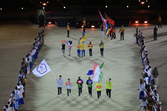 (261031) -- DAKAR, Oct. 31, 2026 (Xinhua) -- Flagbearers parade into the stadium during the opening ceremony of the 2026 Youth Olympic Games in Dakar, Senegal, Oct. 31, 2026. (Xinhua/Yang Guang)