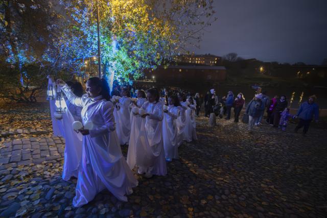 (261031) -- HELSINKI, Oct. 31, 2026 (Xinhua) -- This photo taken on Oct. 31, 2026 shows performers parading with lanterns during celebrations inspired by old Kekri traditions at Suomenlinna, a UNESCO World Heritage Site in Helsinki, Finland. On Oct. 31, Suomenlinna hosted celebrations inspired by old Kekri traditions. Visitors enjoyed light installations, music and folk performances, experiencing Finnish culture and welcoming the arrival of winter.
Kekri is an age-old Finnish festival rooted in the country's agricultural past. Traditionally celebrated at the end of the harvest season, it is a time to celebrate the harvest, honor ancestors and welcome the coming winter. (Photo by Matti Matikainen/Xinhua)