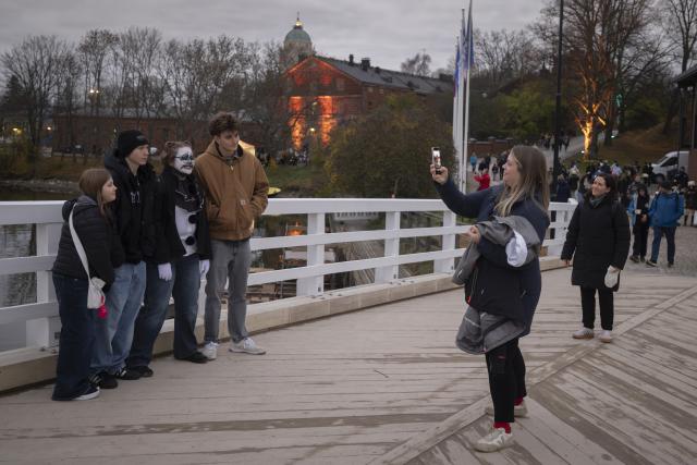 (261031) -- HELSINKI, Oct. 31, 2026 (Xinhua) -- This photo taken on Oct. 31, 2026 shows people posing for a group photo during celebrations inspired by old Kekri traditions at Suomenlinna, a UNESCO World Heritage Site in Helsinki, Finland. On Oct. 31, Suomenlinna hosted celebrations inspired by old Kekri traditions. Visitors enjoyed light installations, music and folk performances, experiencing Finnish culture and welcoming the arrival of winter.
Kekri is an age-old Finnish festival rooted in the country's agricultural past. Traditionally celebrated at the end of the harvest season, it is a time to celebrate the harvest, honor ancestors and welcome the coming winter. (Photo by Matti Matikainen/Xinhua)