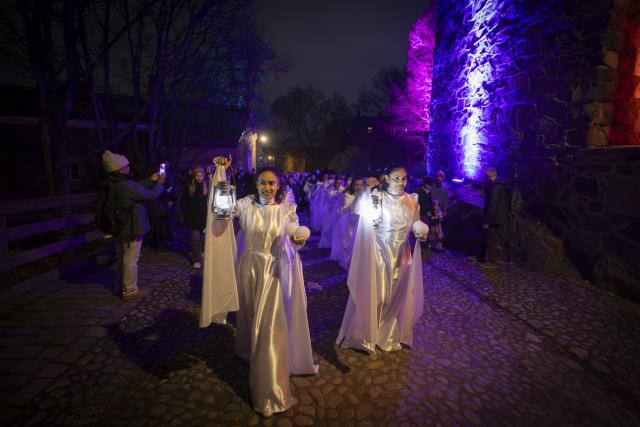(261031) -- HELSINKI, Oct. 31, 2026 (Xinhua) -- This photo taken on Oct. 31, 2026 shows performers parading with lanterns during celebrations inspired by old Kekri traditions at Suomenlinna, a UNESCO World Heritage Site in Helsinki, Finland. On Oct. 31, Suomenlinna hosted celebrations inspired by old Kekri traditions. Visitors enjoyed light installations, music and folk performances, experiencing Finnish culture and welcoming the arrival of winter.
Kekri is an age-old Finnish festival rooted in the country's agricultural past. Traditionally celebrated at the end of the harvest season, it is a time to celebrate the harvest, honor ancestors and welcome the coming winter. (Photo by Matti Matikainen/Xinhua)